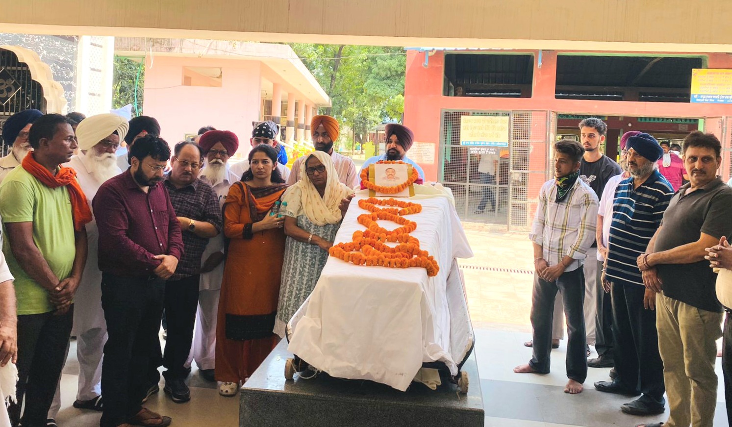 The last rites of Himmat Roy were held in the Shivpuri crematorium